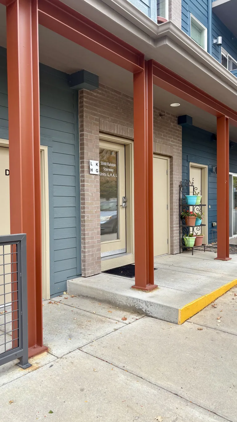 01 - 5048 Ralston K - Exterior front entrance