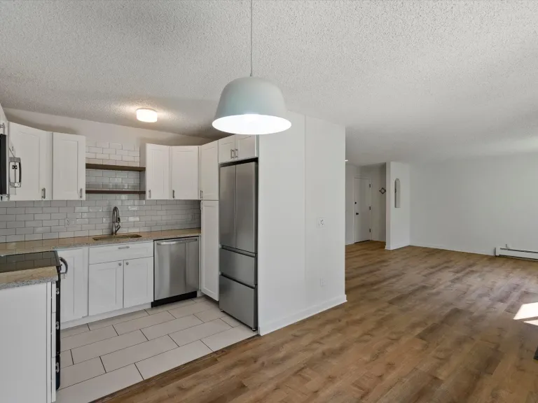 3335 Chisholm Trl 202 - Kitchen