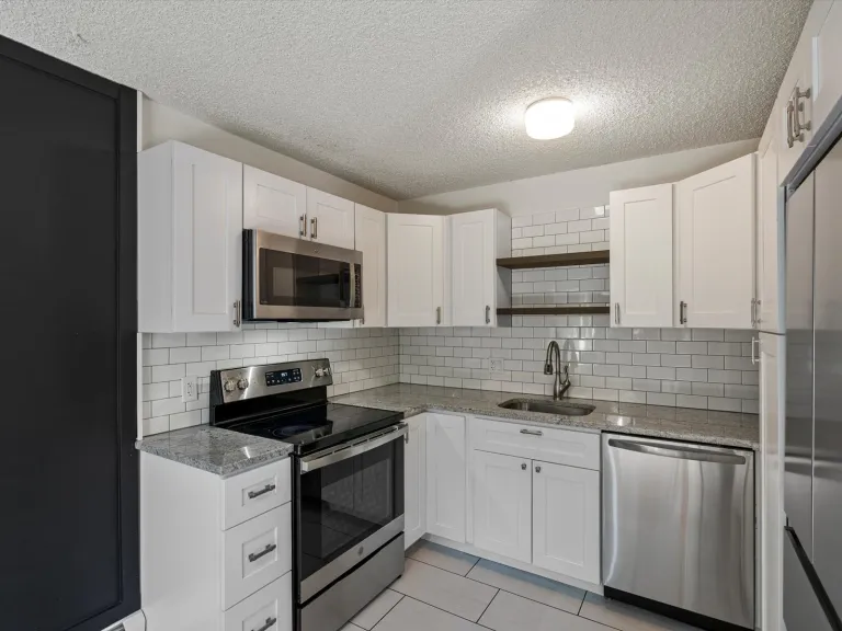 3335 Chisholm Trl 202 - Kitchen