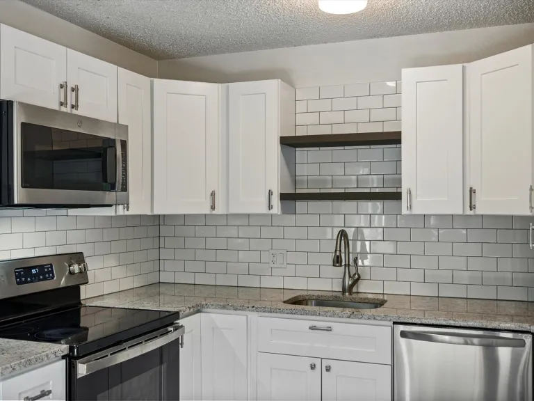 3335 Chisholm Trl 202 - Kitchen