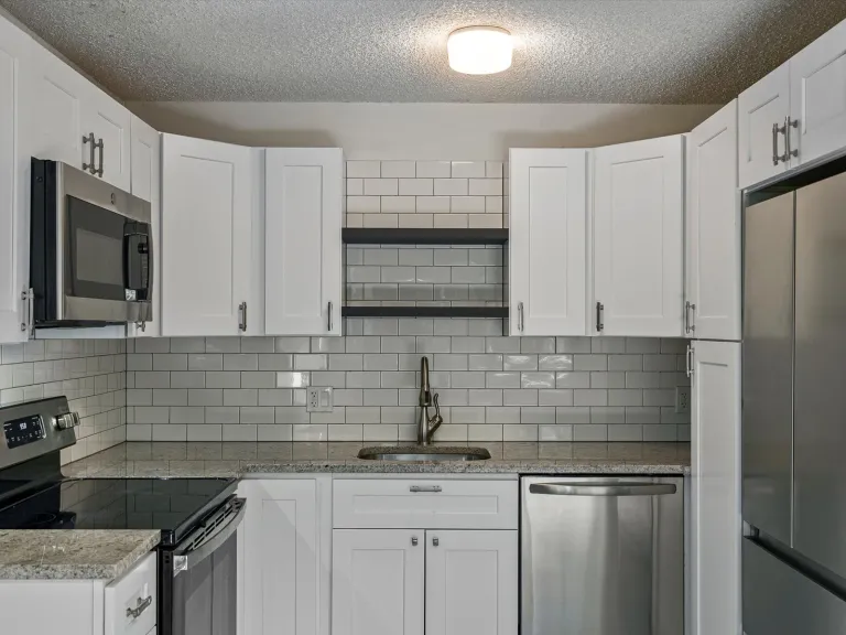 3335 Chisholm Trl 202 - Kitchen