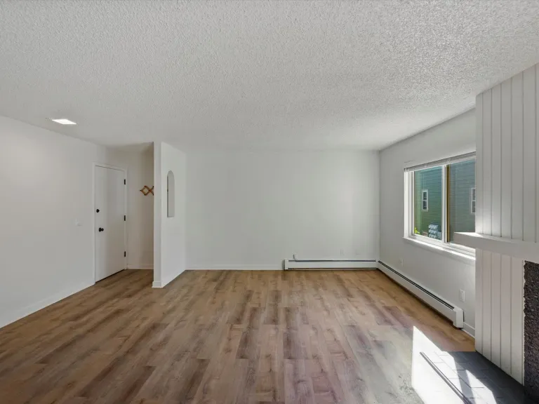 3335 Chisholm Trl 202 - Living Room