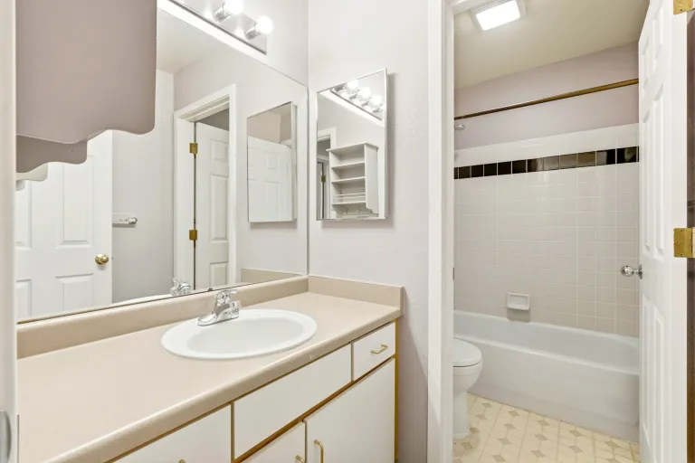 3970 Colorado Ave Boulder - Bathroom with tub