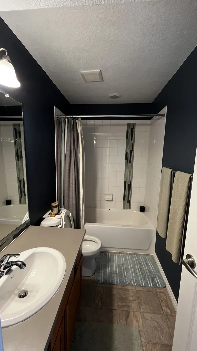 25 - 5048 Ralston K - Full bathroom