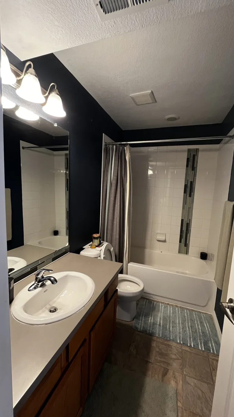 26 - 5048 Ralston K - Full bathroom