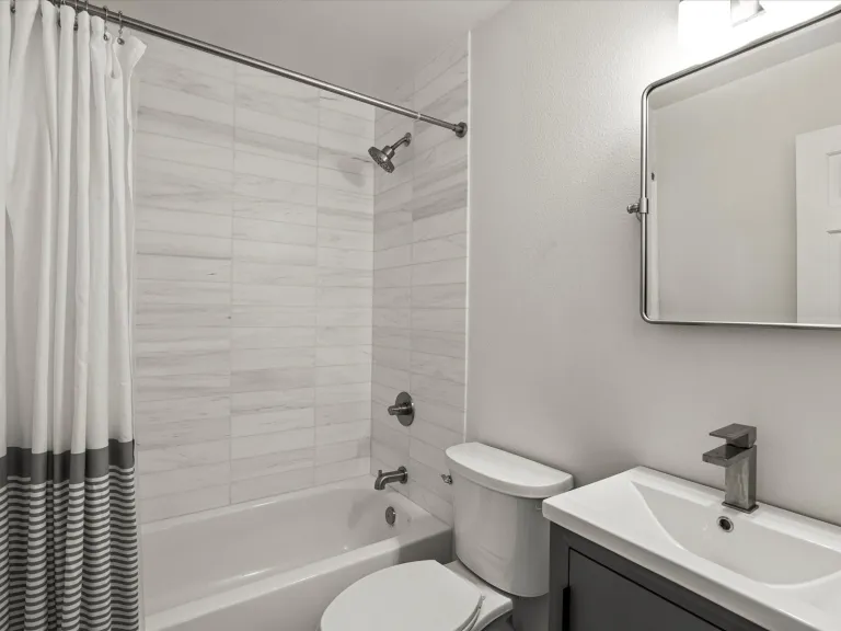 3120 Corona Trl L301-Full Shared Bathroom