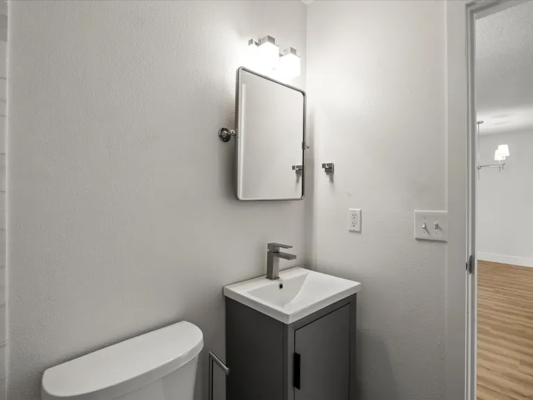 3120 Corona Trl L301-Full Shared Bathroom