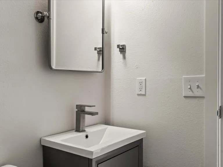 3120 Corona Trl L301-Full Shared Bathroom