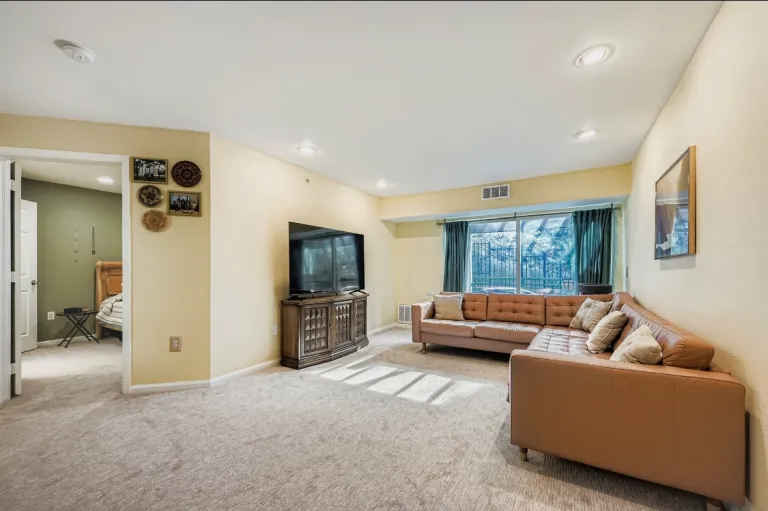 2510 Taft Dr 312 - Living room
