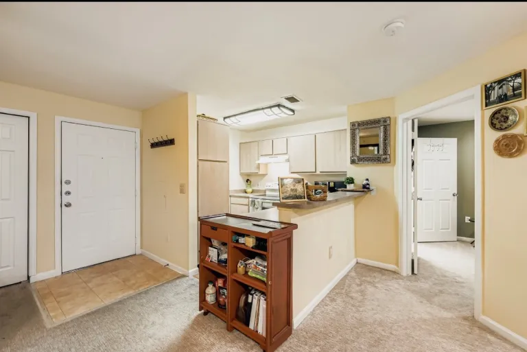 2510 Taft Dr 312 - Kitchen and entryway