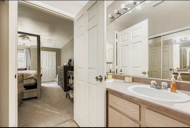 2510 Taft Dr 312 - End suite primary bathroom