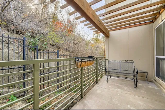 2510 Taft Dr 312 - Private balcony