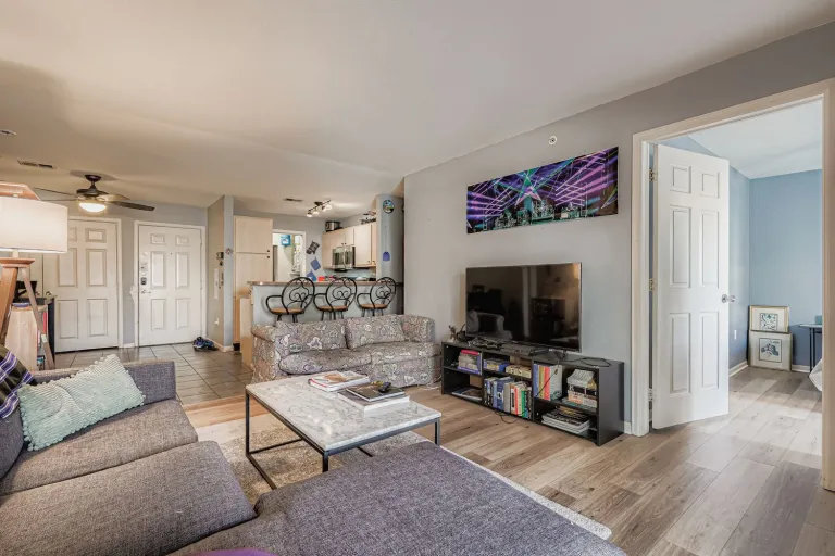 2510 Taft Dr 205 - Livingroom area