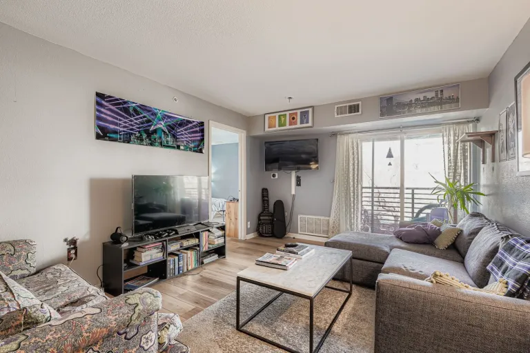 2510 Taft Dr 205 - Livingroom area