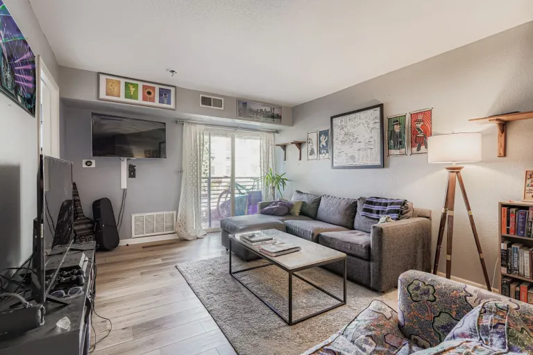 2510 Taft Dr 205 - Livingroom