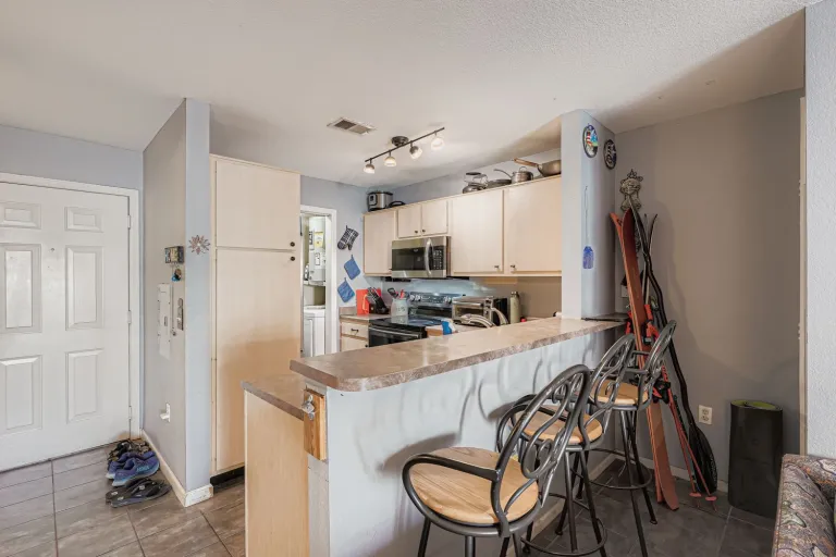 2510 Taft Dr 205 - Kitchen