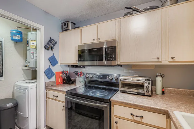 2510 Taft Dr 205 - Kitchen