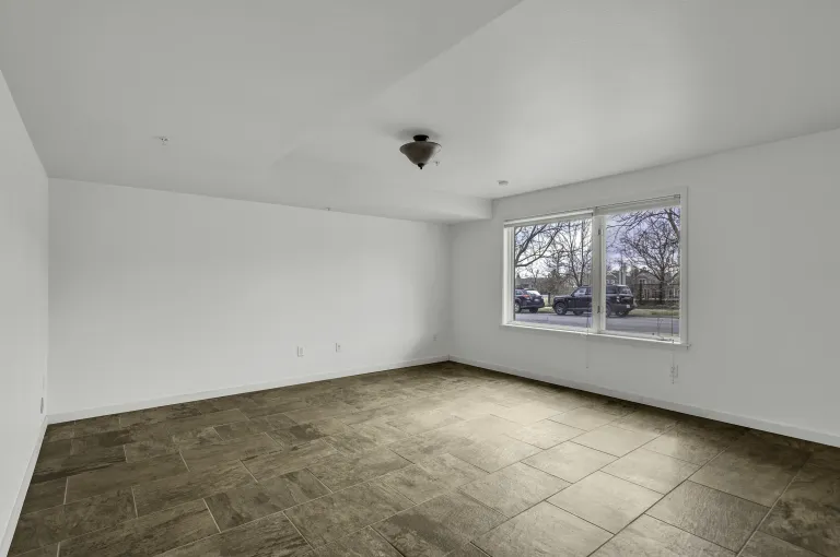 10-4730 Holiday Dr #101-living room