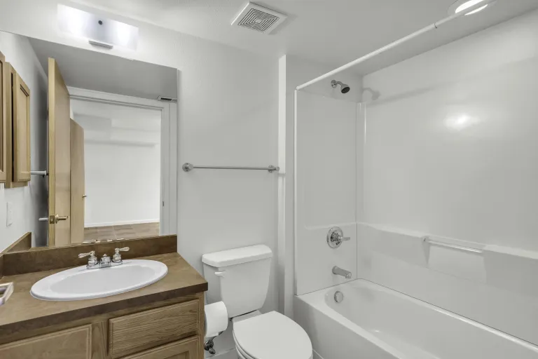 16-4730 Holiday Dr #101-full bathroom with bathtub