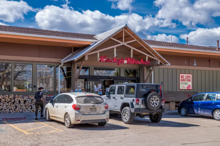 27-4730 Holiday Dr #101- nearby market-grocery store