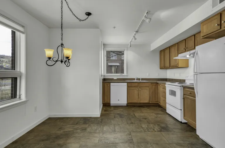 5-4730 Holiday Dr #101-kitchen and eat in dining area