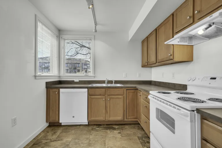 7-4730 Holiday Dr #101-kitchen