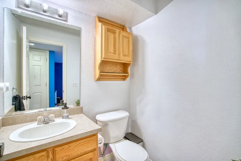 1045 Laramie Blvd Unit F - Bathroom