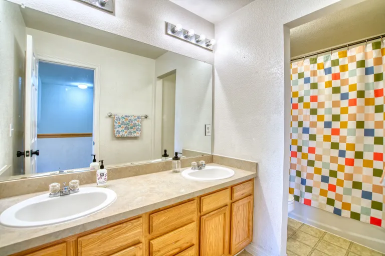 1045 Laramie Unit F Bathroom
