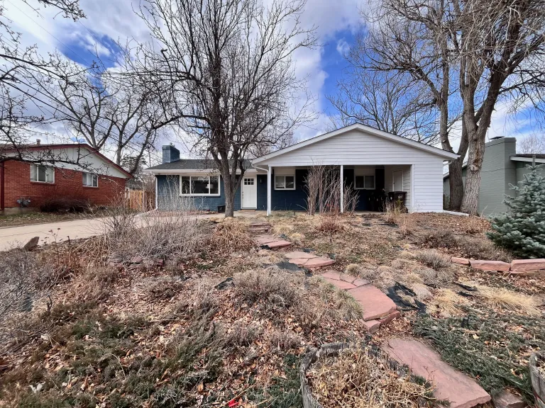 3685 Chase Ct Front yard