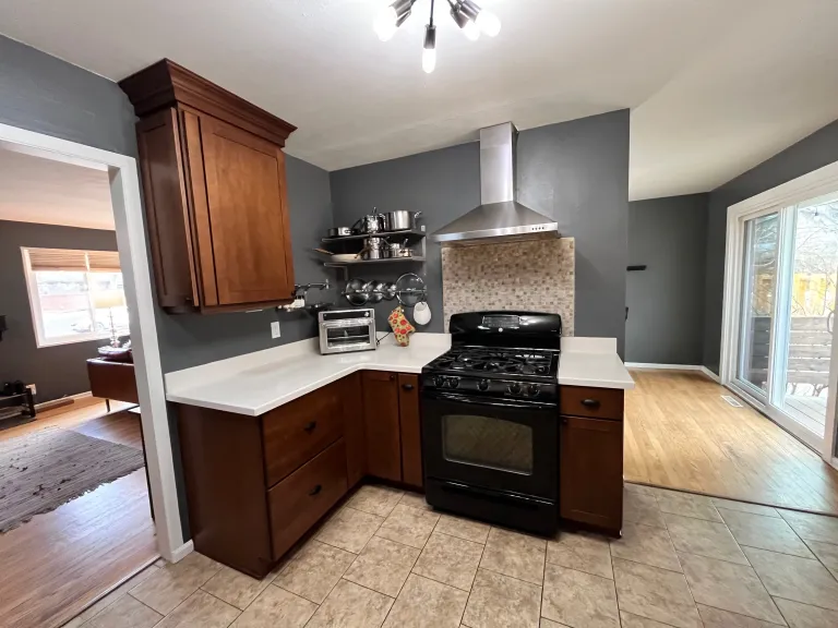 3685 Chase Ct Kitchen counters