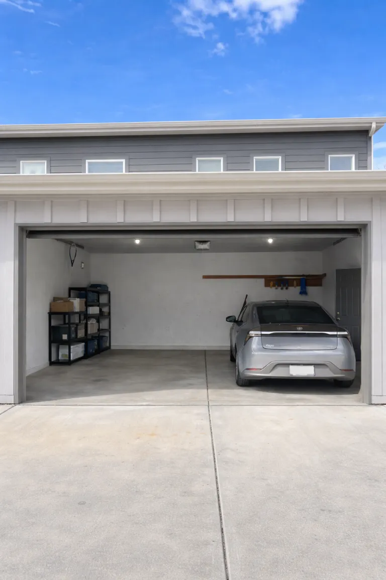 4591 Sunnyside Place car garage