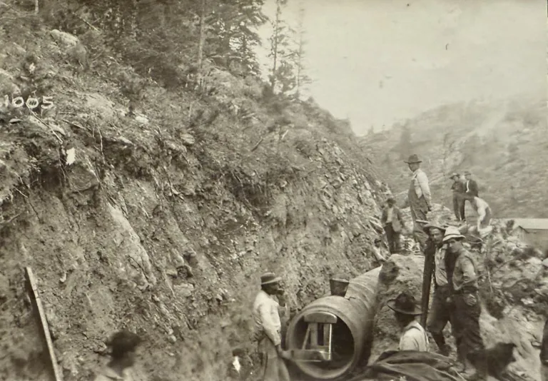 November 1909, workers laying the gravity pipeline.