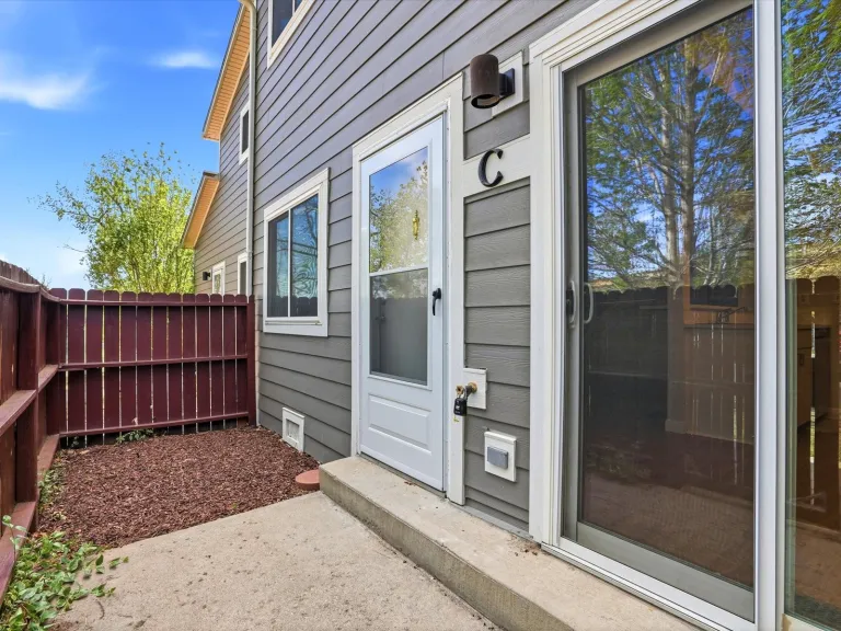 06-3315 Talisman Ct C-Fenced exterior entryway