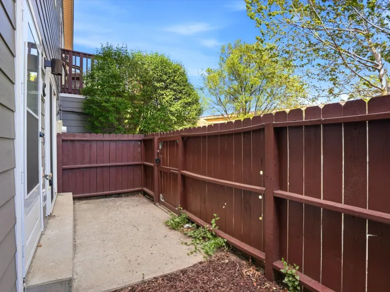 07-3315 Talisman Ct C-Fenced private patio area