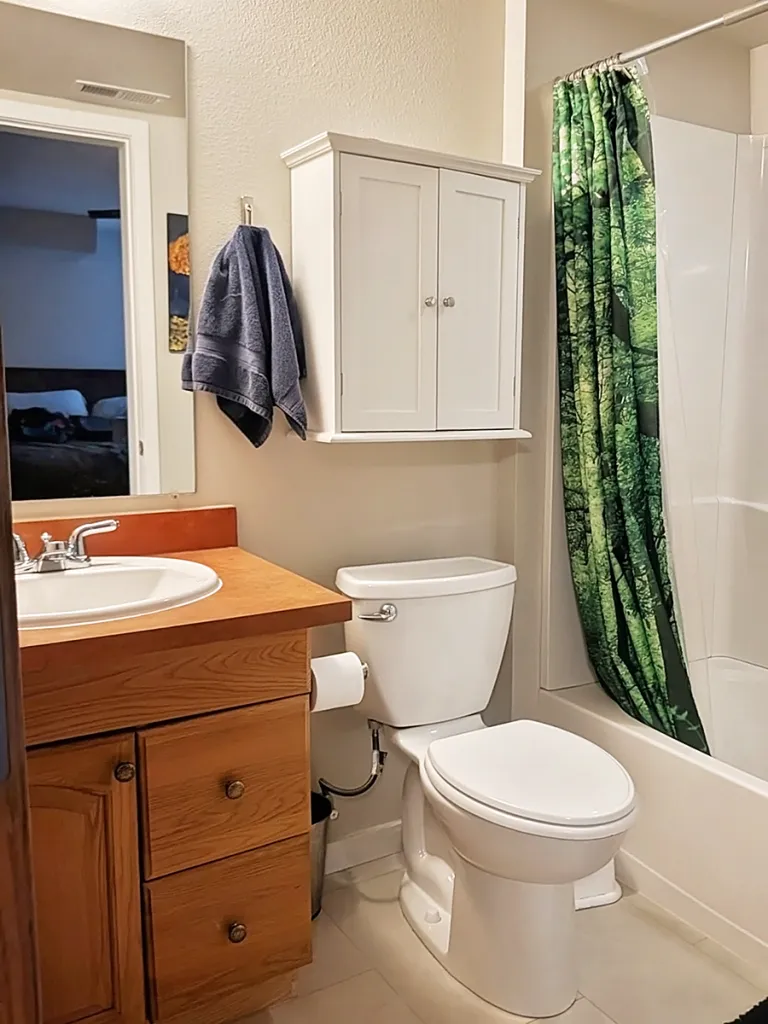 4710 Holiday 101-bathroom with tub