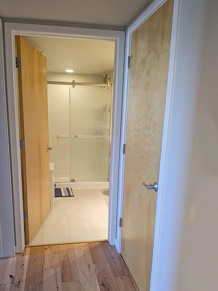 4710 Holiday 101-second bathroom w standing shower