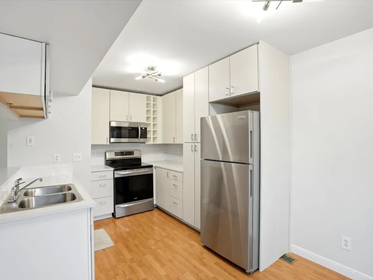 15-3315 Talisman Ct C-kitchen