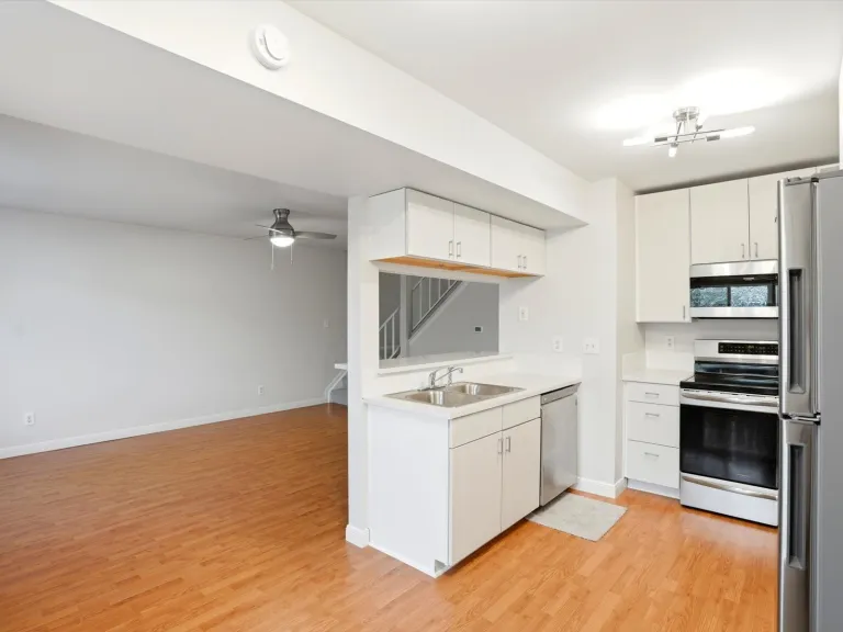 16-3315 Talisman Ct C-kitchen looking to living room