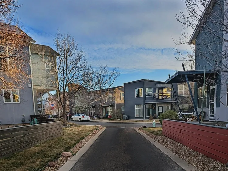 4710 Holiday 101-exterior