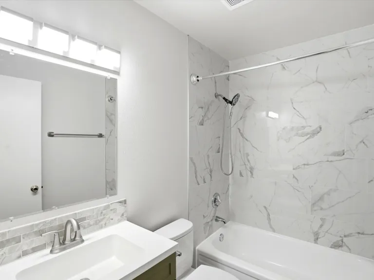 26-3315 Talisman Ct C-primary shared bathroom with bathtub