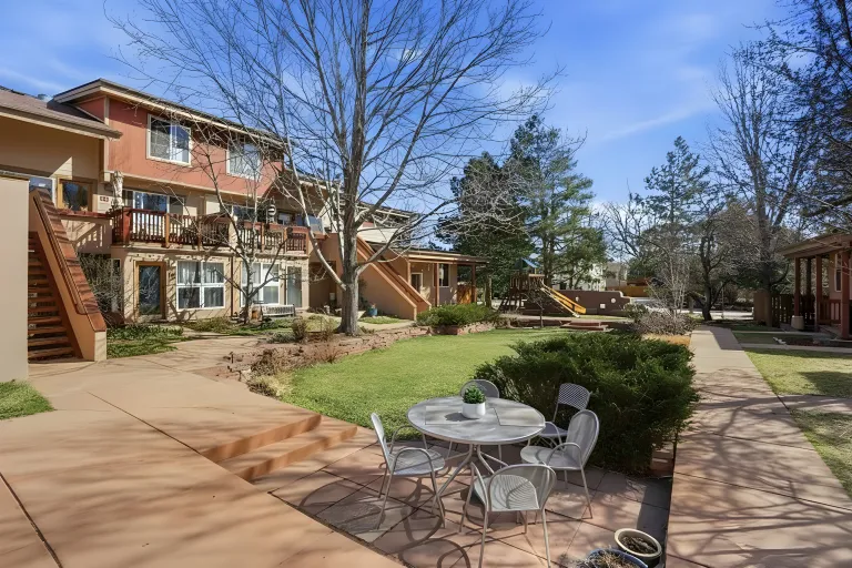 1480 Quince Ave Unit 201 Yard patio area