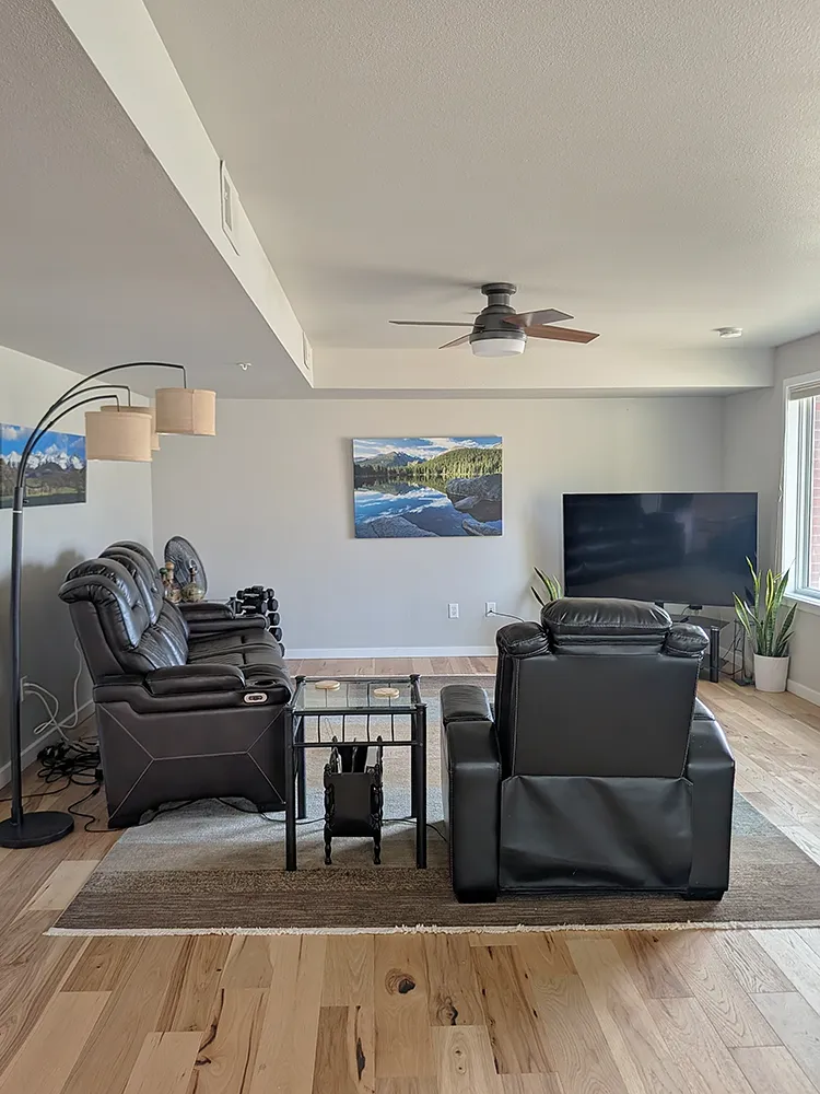 4710 Holiday 101-living room