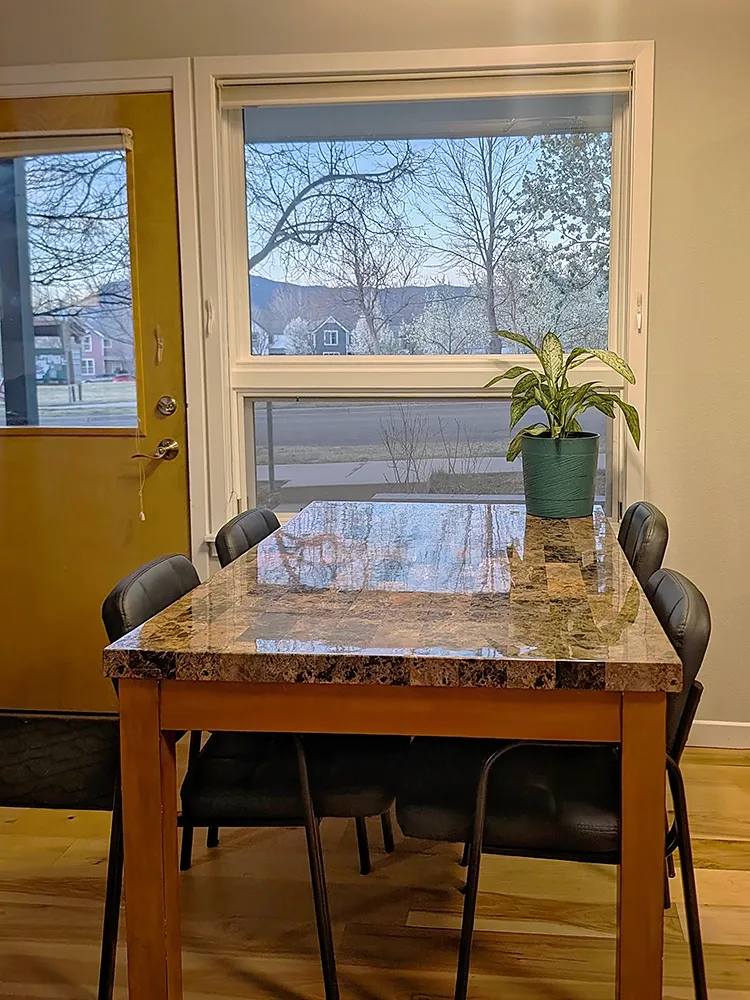 4710 Holiday 101-dining area