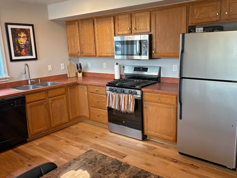 4710 Holiday 101-kitchen