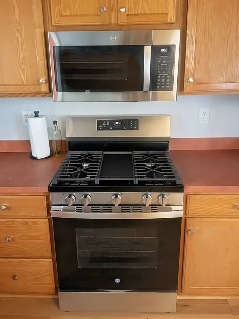 4710 Holiday 101-kitchen stove and microwave
