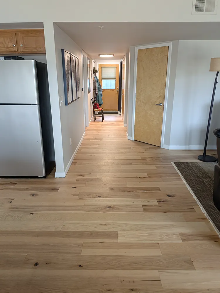 4710 Holiday 101-hallway