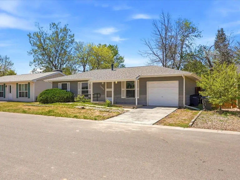 1585 Sagrimore Cir - Front