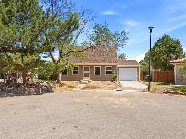 775 Bedivere Cir - Front View