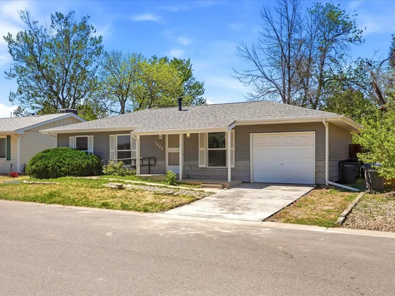 1585 Sagrimore Cir - Side of House 