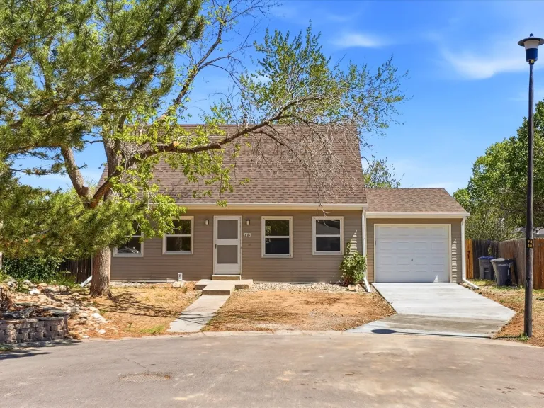 775 Bedivere Cir - Front View